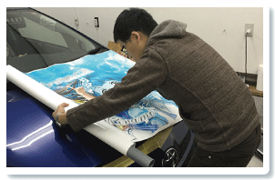 車やガラス、看板等に貼れます